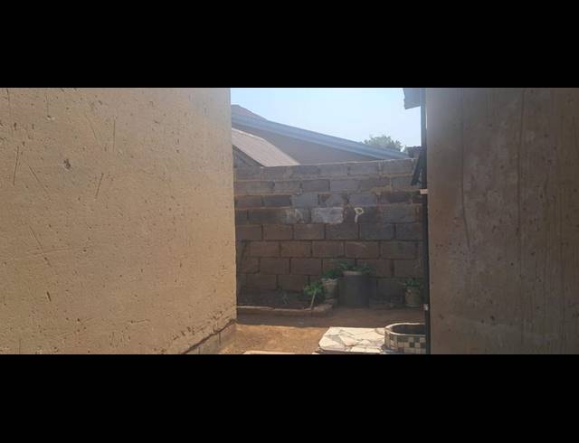 2 BEDROOM HOUSE FOR SALE IN THOKOZA EXT 2